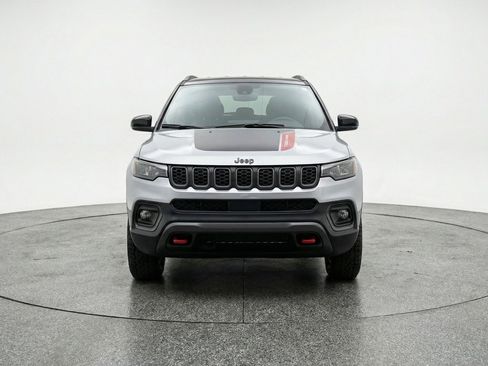 Used 2025 Jeep Compass Trailhawk image 2