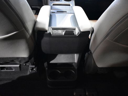 Used 2025 Toyota Sienna XLE FWD image 32