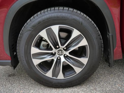 Used 2022 Toyota Highlander XLE AWD/4WD image 16