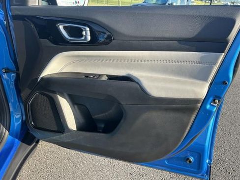 Used 2025 Jeep Compass Limited image 23