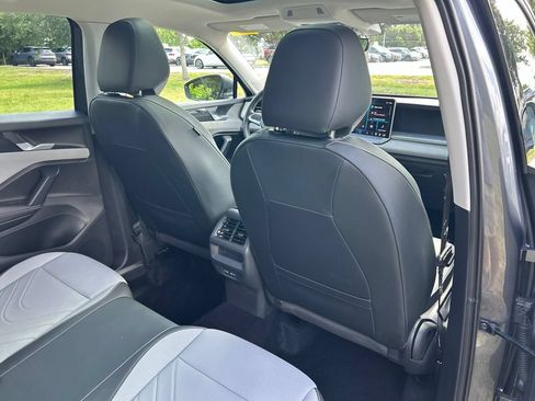 Certified 2025 Volkswagen Tiguan SE w/ Panoramic Sunroof Package AWD/4WD image 48