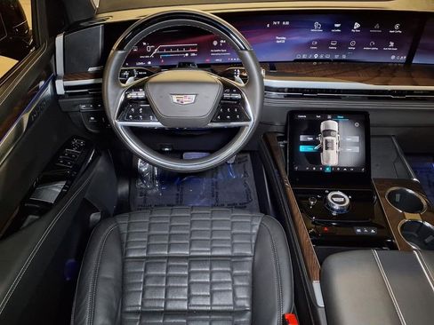 Certified 2025 Cadillac Escalade ESV Sport Platinum w/ LPO, ONYX Package AWD/4WD image 17