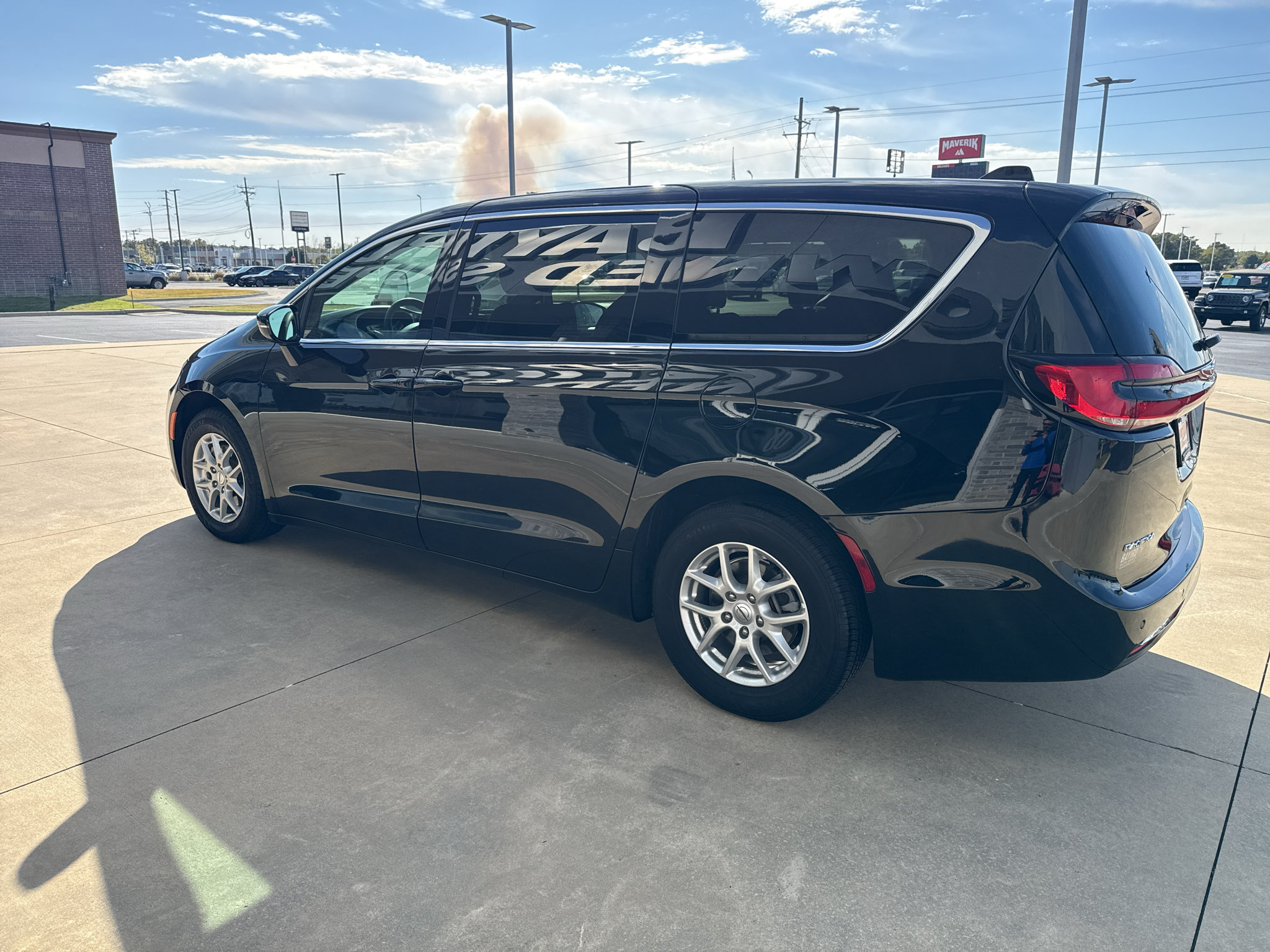 Used 2025 Chrysler Pacifica Select FWD image 5