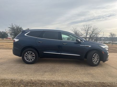 Used 2024 Buick Enclave Essence image 3