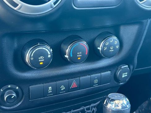 Used 2016 Jeep Wrangler Unlimited Sahara w/ Connectivity Group AWD/4WD image 30