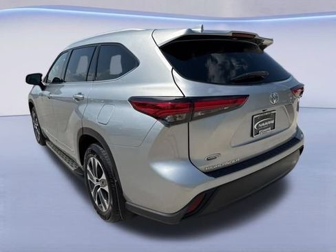 Used 2022 Toyota Highlander XLE image 6