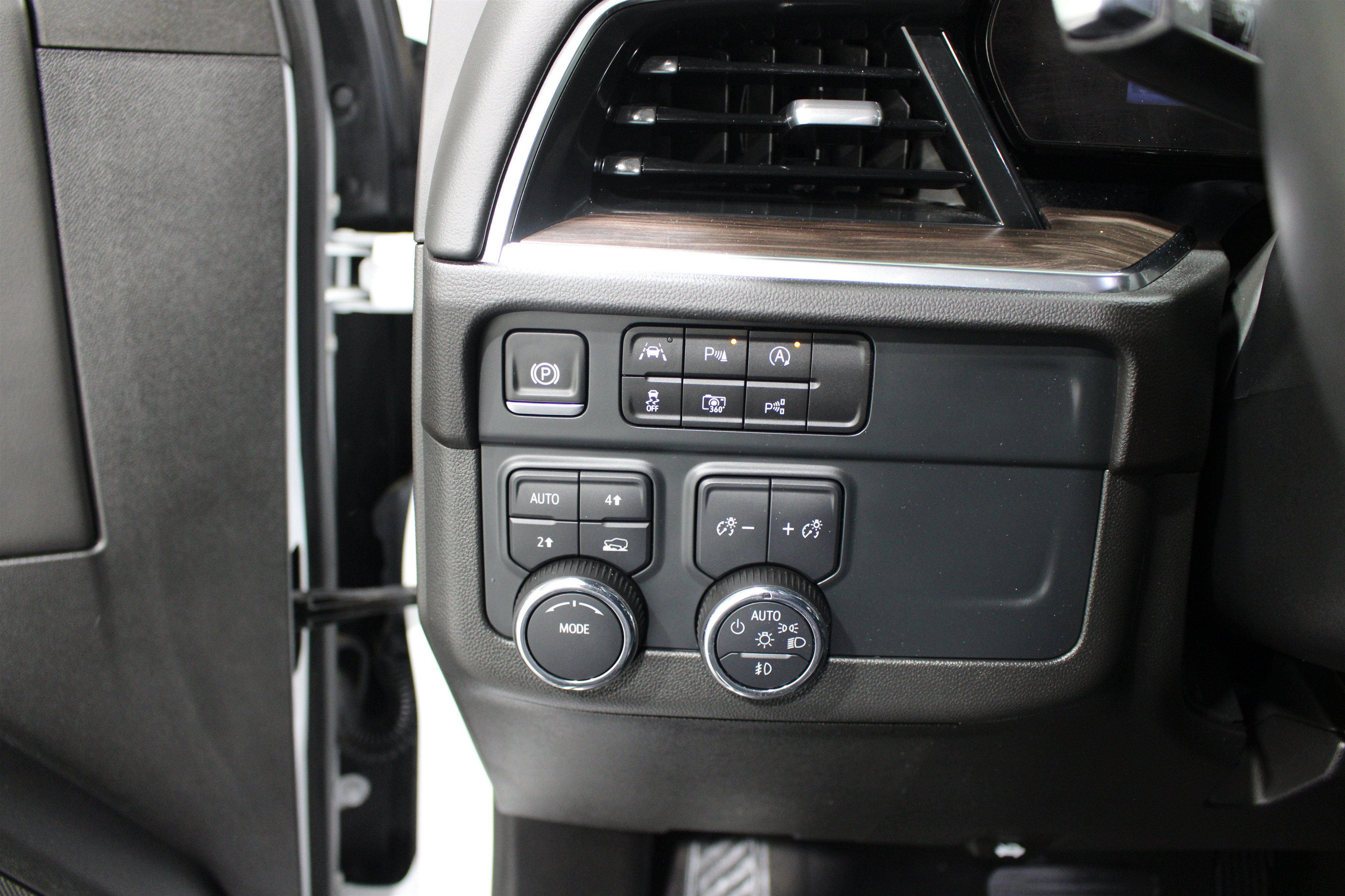 Used 2025 Chevrolet Tahoe LT w/ Comfort Package AWD/4WD image 9