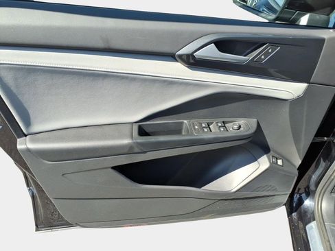 Used 2022 Volkswagen Taos SEL w/ Panoramic Sunroof Package image 12