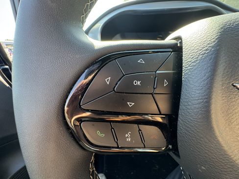 Used 2025 Chrysler Pacifica Limited FWD image 33