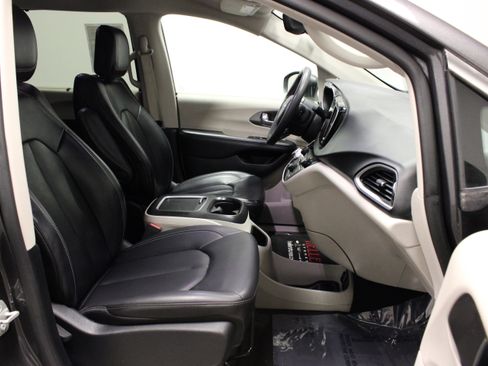 Used 2023 Chrysler Pacifica Touring-L FWD image 13