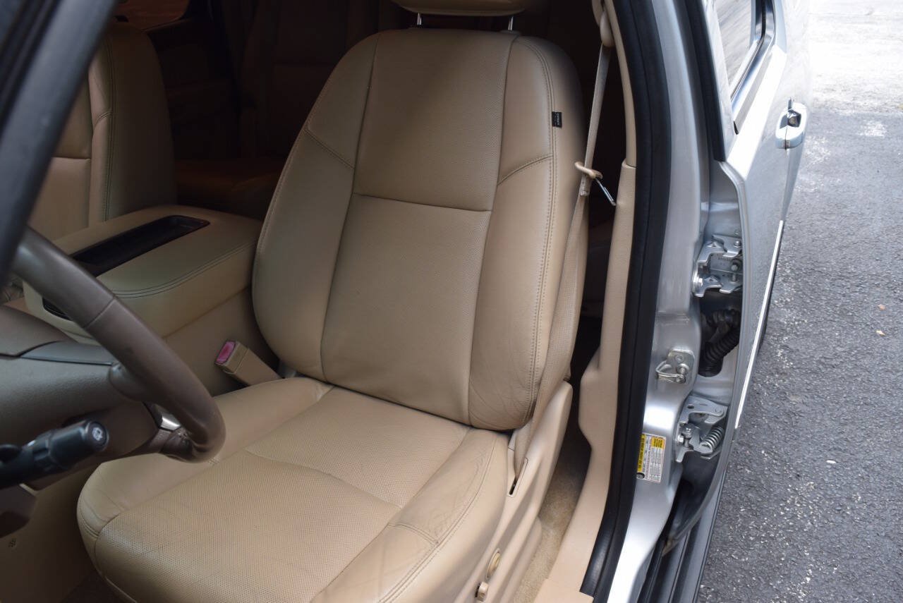 Used 2014 Chevrolet Suburban LTZ RWD image 27