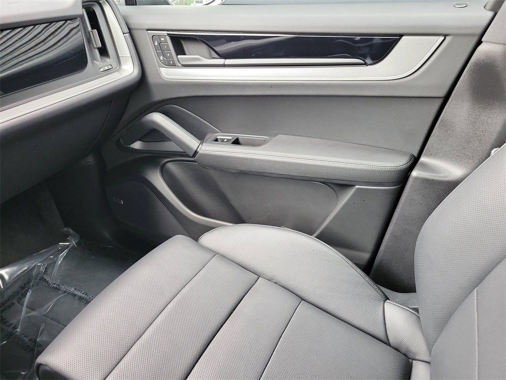 Certified 2025 Porsche Cayenne AWD/4WD image 23