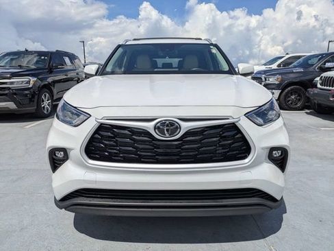 Used 2025 Toyota Highlander XLE FWD image 8