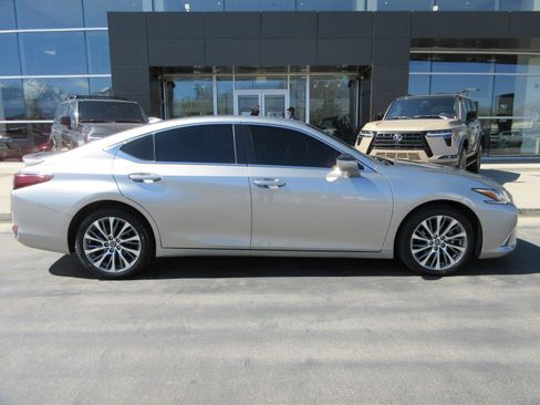 Used 2021 Lexus ES 250 w/ Premium Package image 11