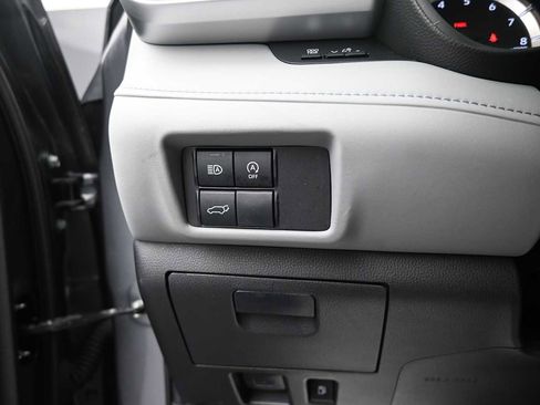Used 2024 Toyota Highlander LE AWD/4WD image 10