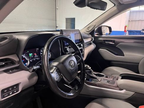 Used 2021 Toyota Highlander Limited image 22