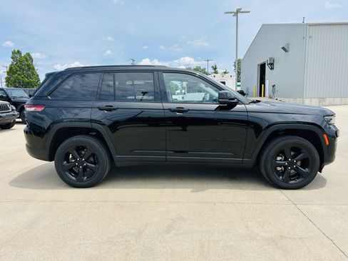 Used 2023 Jeep Grand Cherokee Limited w/ Black Appearance Package AWD/4WD image 42