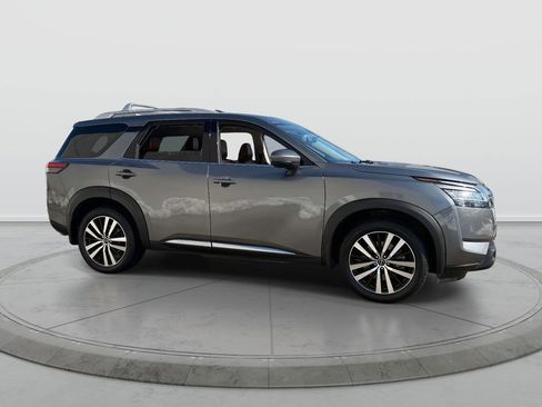 Used 2024 Nissan Pathfinder Platinum image 9