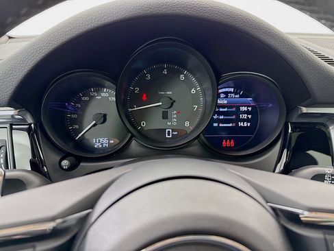 Certified 2025 Porsche Macan AWD/4WD image 17
