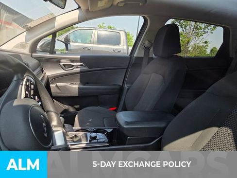 Used 2025 Kia Sportage LX FWD image 3
