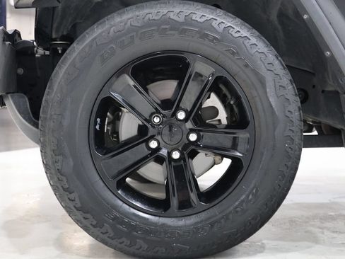 Used 2022 Jeep Wrangler Unlimited Sahara AWD/4WD image 9