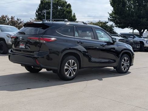 Used 2023 Toyota Highlander XLE AWD/4WD image 5