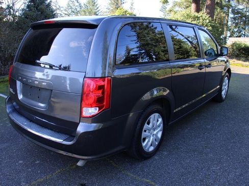 Used 2019 Dodge Grand Caravan SE image 3