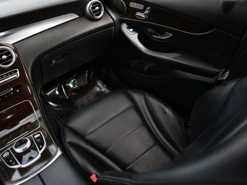 Used 2019 Mercedes-Benz GLC 300 w/ Premium Package image 25