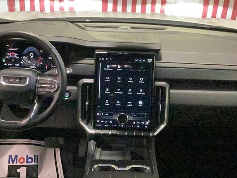 Used 2025 GMC Acadia Elevation image 12