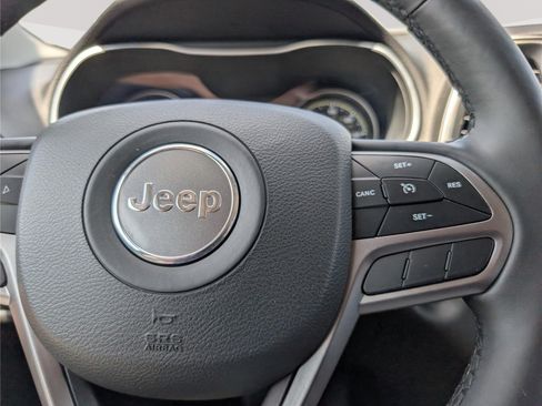 Used 2019 Jeep Cherokee Latitude Plus w/ Comfort/Convenience Group AWD/4WD image 25