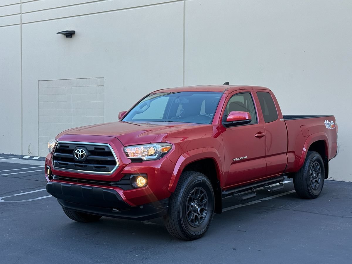 Used 2017 Toyota Tacoma SR5 w/ Tow Package RWD image 4