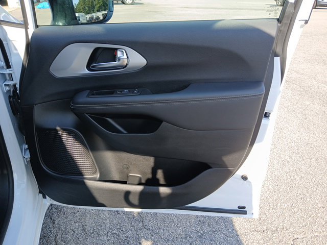 Used 2025 Chrysler Pacifica Limited FWD image 32