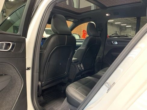 Used 2022 Volvo XC40 T5 R-Design w/ Climate Package image 34