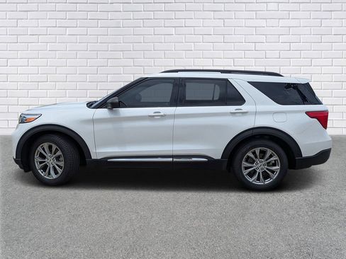 Used 2023 Ford Explorer XLT w/ Equipment Group 202A RWD image 2