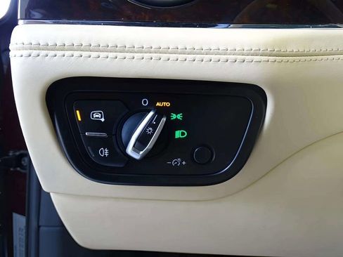 Used 2017 Bentley Bentayga image 20