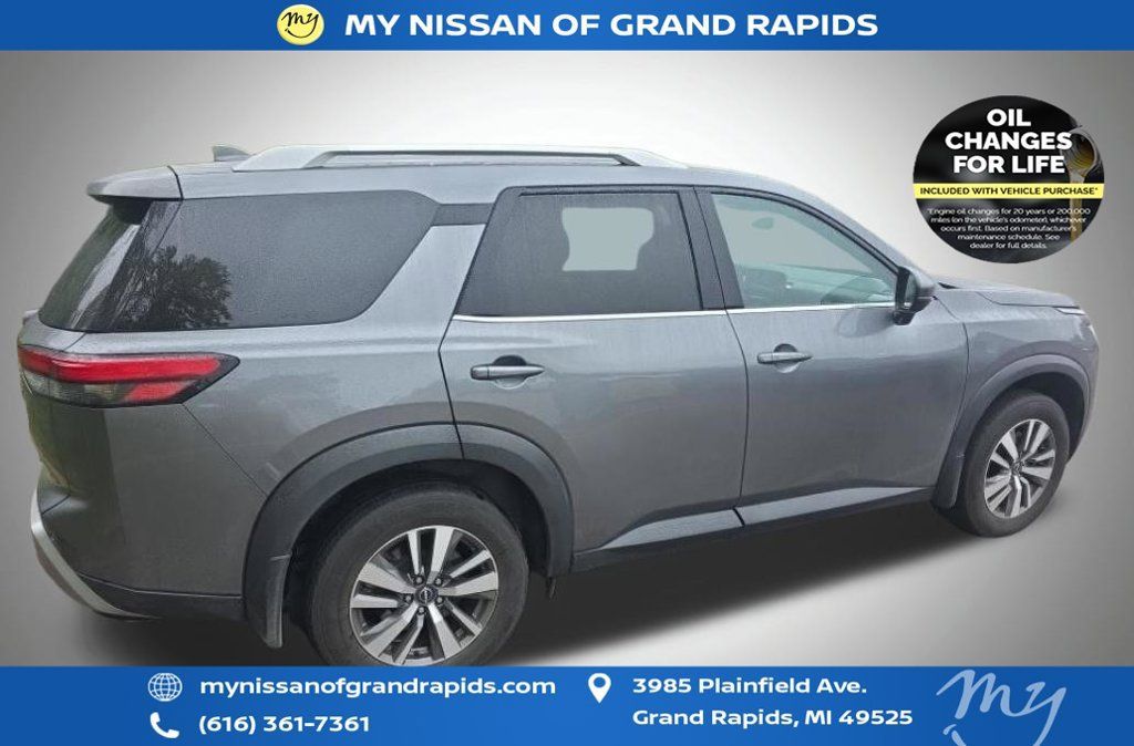 Used 2024 Nissan Pathfinder SL w/ Black Appearance Package AWD/4WD image 5