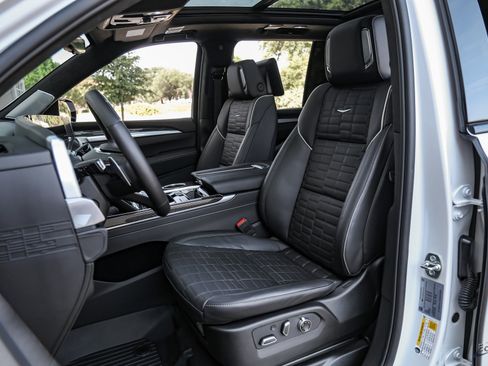 Used 2025 Cadillac Escalade V w/ LPO, Floor Liner Package image 34