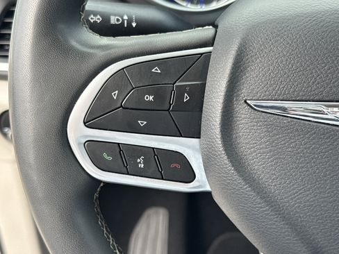 Used 2024 Chrysler Pacifica Touring-L image 25