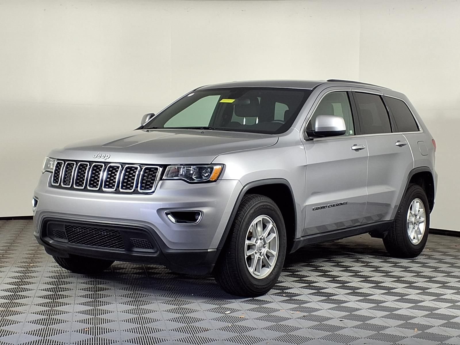 Used 2018 Jeep Grand Cherokee Laredo RWD image 3