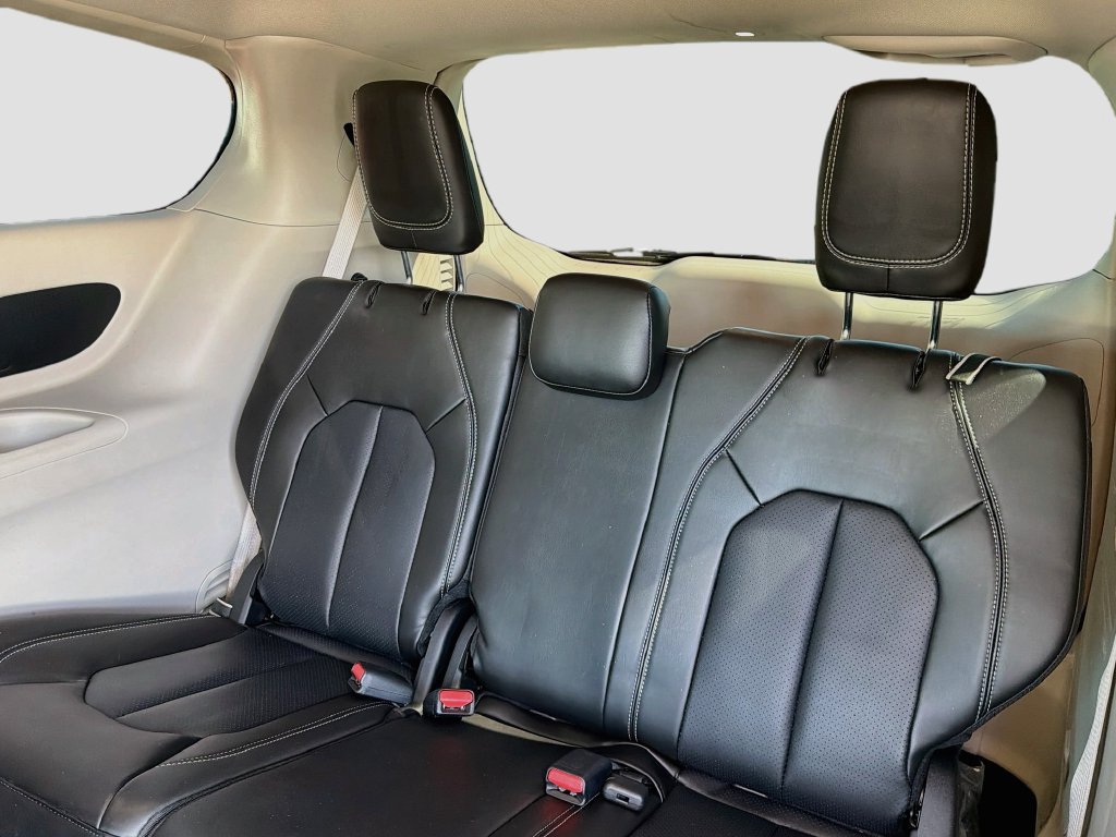 Used 2023 Chrysler Pacifica Touring-L FWD image 13