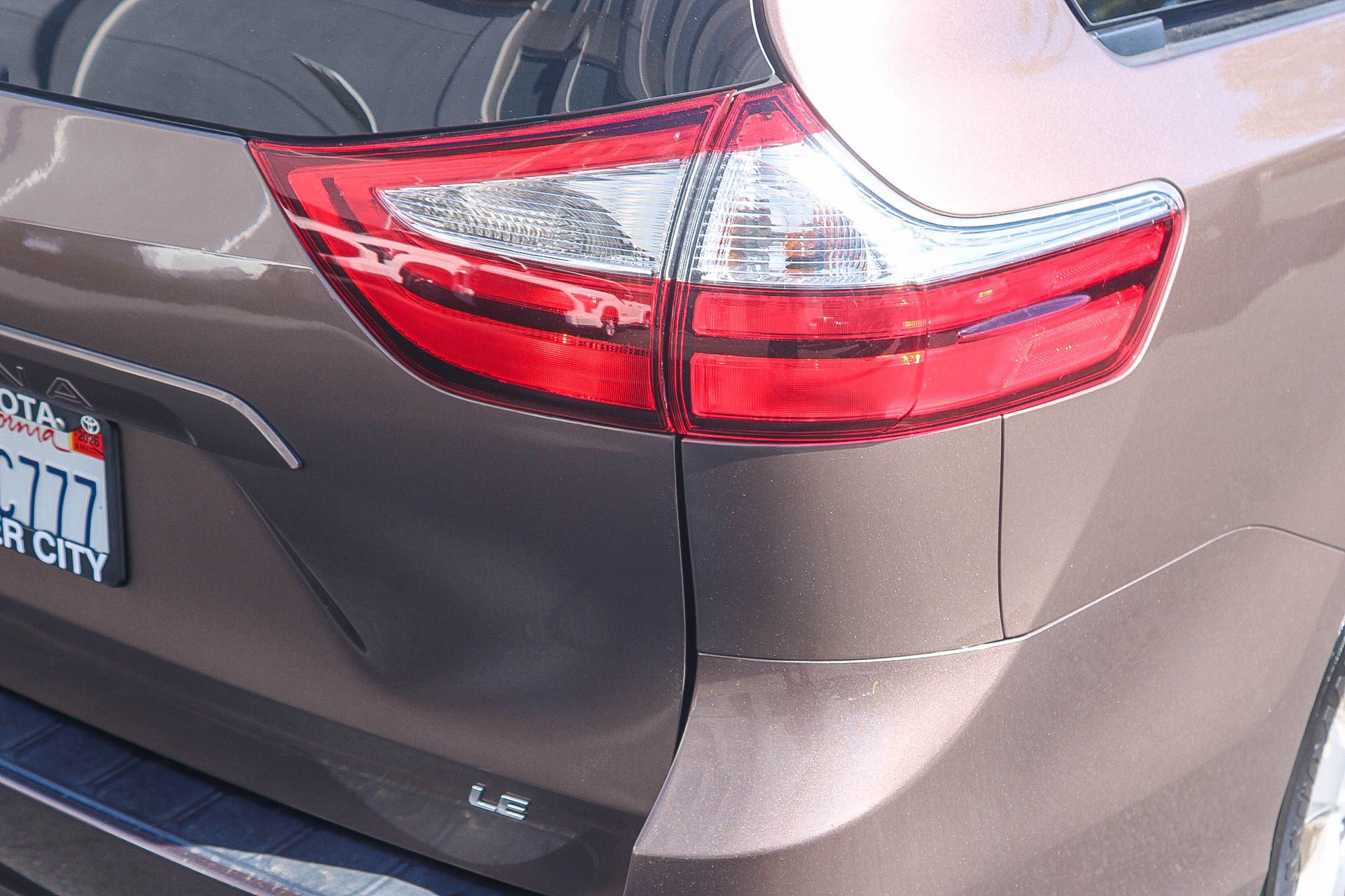 Used 2018 Toyota Sienna LE w/ Carpet Mat Package FWD image 10