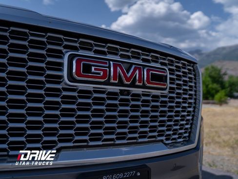 Used 2021 GMC Yukon XL Denali w/ Denali Premium Package image 8