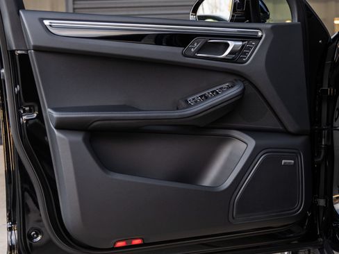 Certified 2026 Porsche Macan AWD/4WD image 19