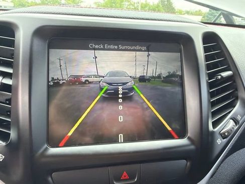 Used 2016 Jeep Cherokee Trailhawk AWD/4WD image 17