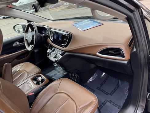 Used 2018 Chrysler Pacifica Limited w/ Advanced Safetytec Group FWD image 23