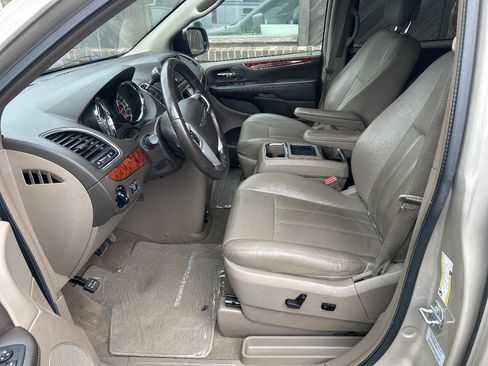 Used 2016 Chrysler Town & Country Touring image 9