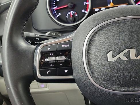 Used 2024 Kia Carnival LX FWD image 27