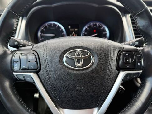 Used 2018 Toyota Highlander XLE AWD/4WD image 17