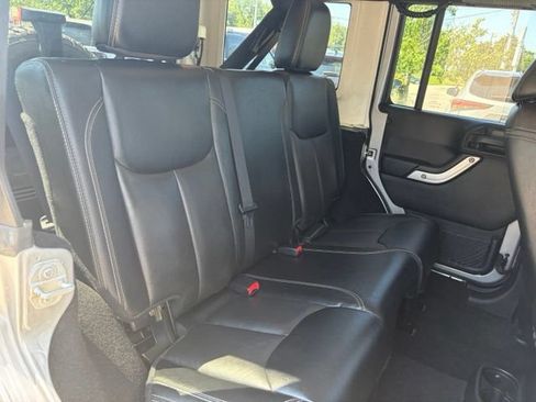 Used 2017 Jeep Wrangler Unlimited Rubicon AWD/4WD image 31