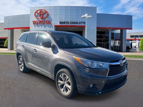 Used 2015 Toyota Highlander LE image 2